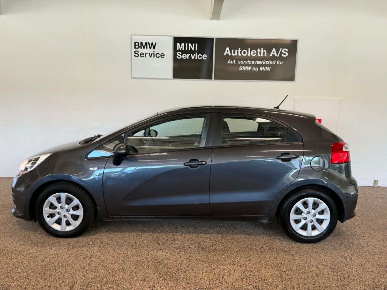 Grå Kia Rio fra 2015