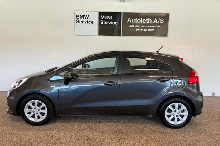 Grå Kia Rio fra 2015