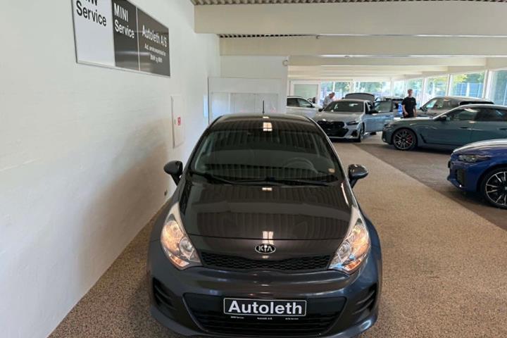 Grå Kia Rio fra 2015