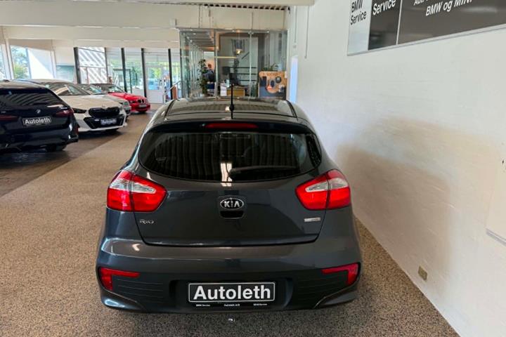 Grå Kia Rio fra 2015