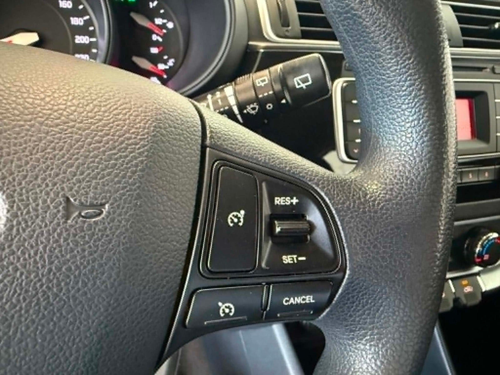 Grå Kia Rio fra 2015