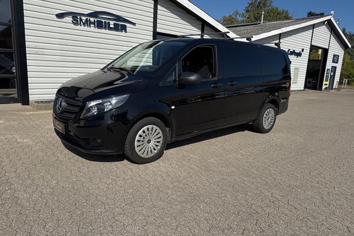Sort Mercedes Vito 114 fra 2022 set udefra