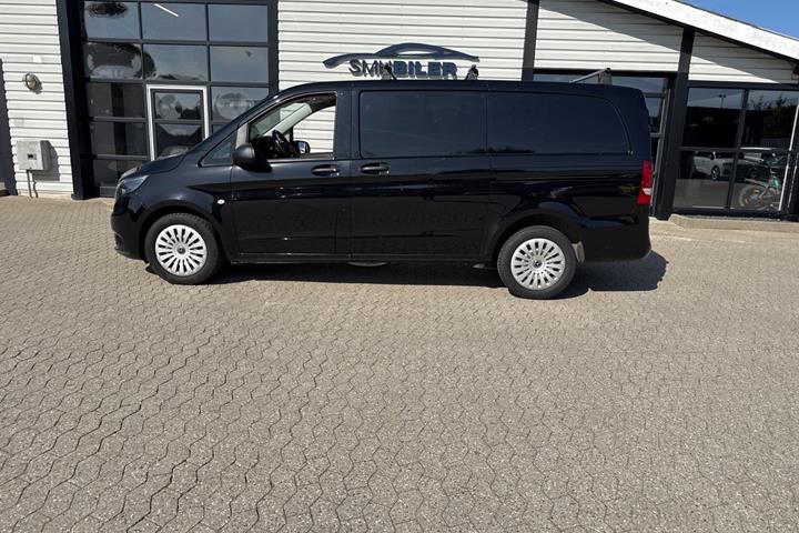 Sort Mercedes Vito 114 fra 2022