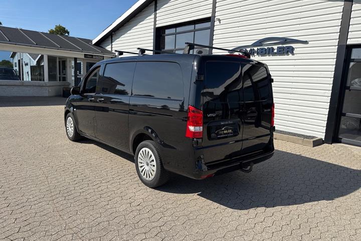 Sort Mercedes Vito 114 fra 2022