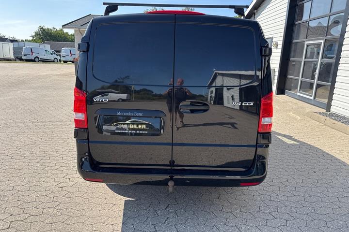 Sort Mercedes Vito 114 fra 2022