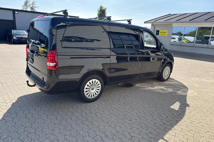 Sort Mercedes Vito 114 fra 2022