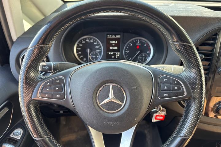 Sort Mercedes Vito 114 fra 2022