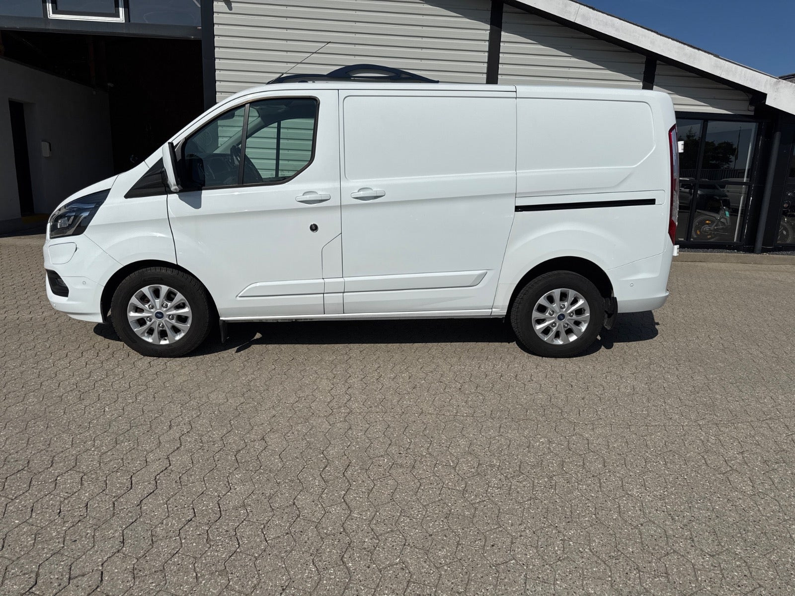 Hvid Ford Transit Custom 340 L1 fra 2020 set udefra