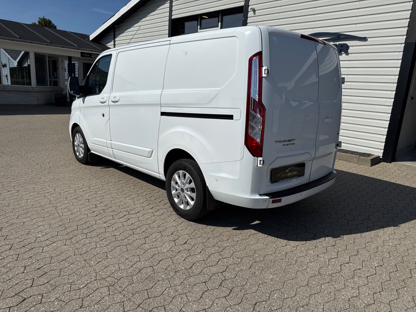 Hvid Ford Transit Custom 340 L1 fra 2020 set udefra