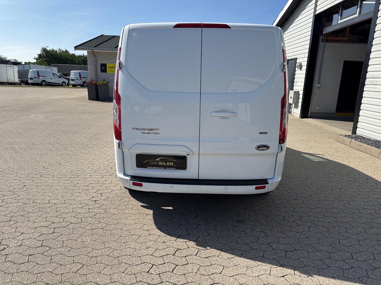 Hvid Ford Transit Custom 340 L1 fra 2020 set udefra