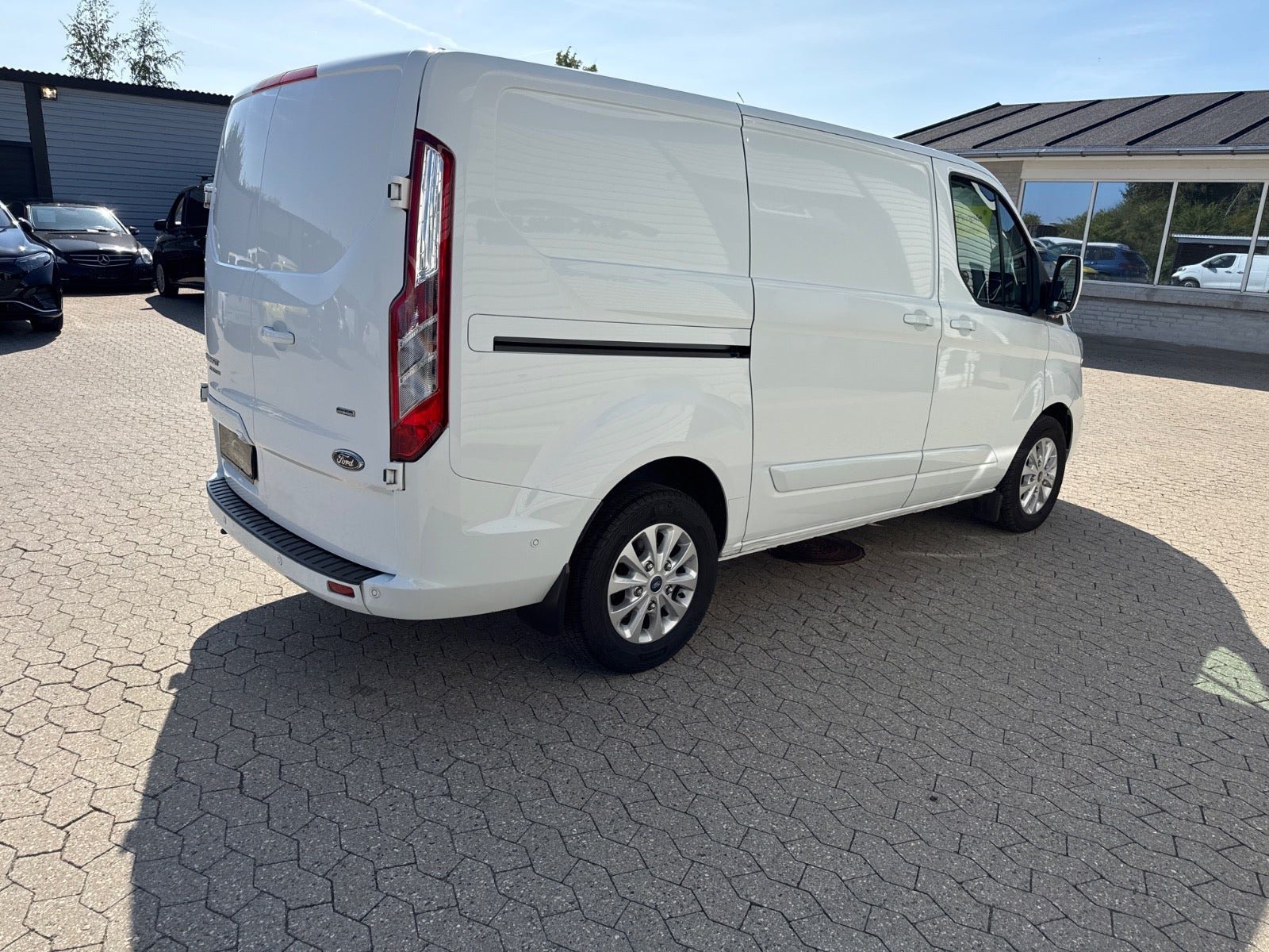 Hvid Ford Transit Custom 340 L1 fra 2020 set udefra