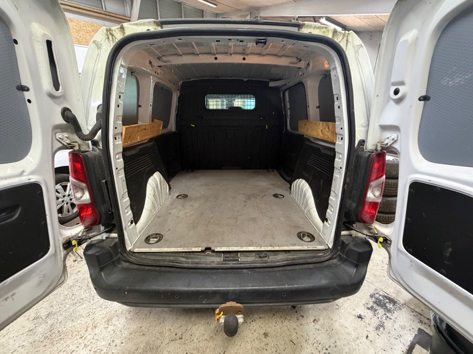 Hvid Peugeot Partner fra 2019