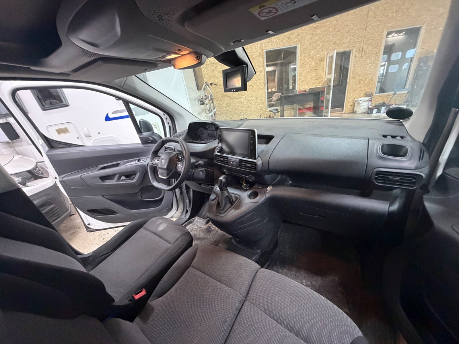 Hvid Peugeot Partner fra 2019