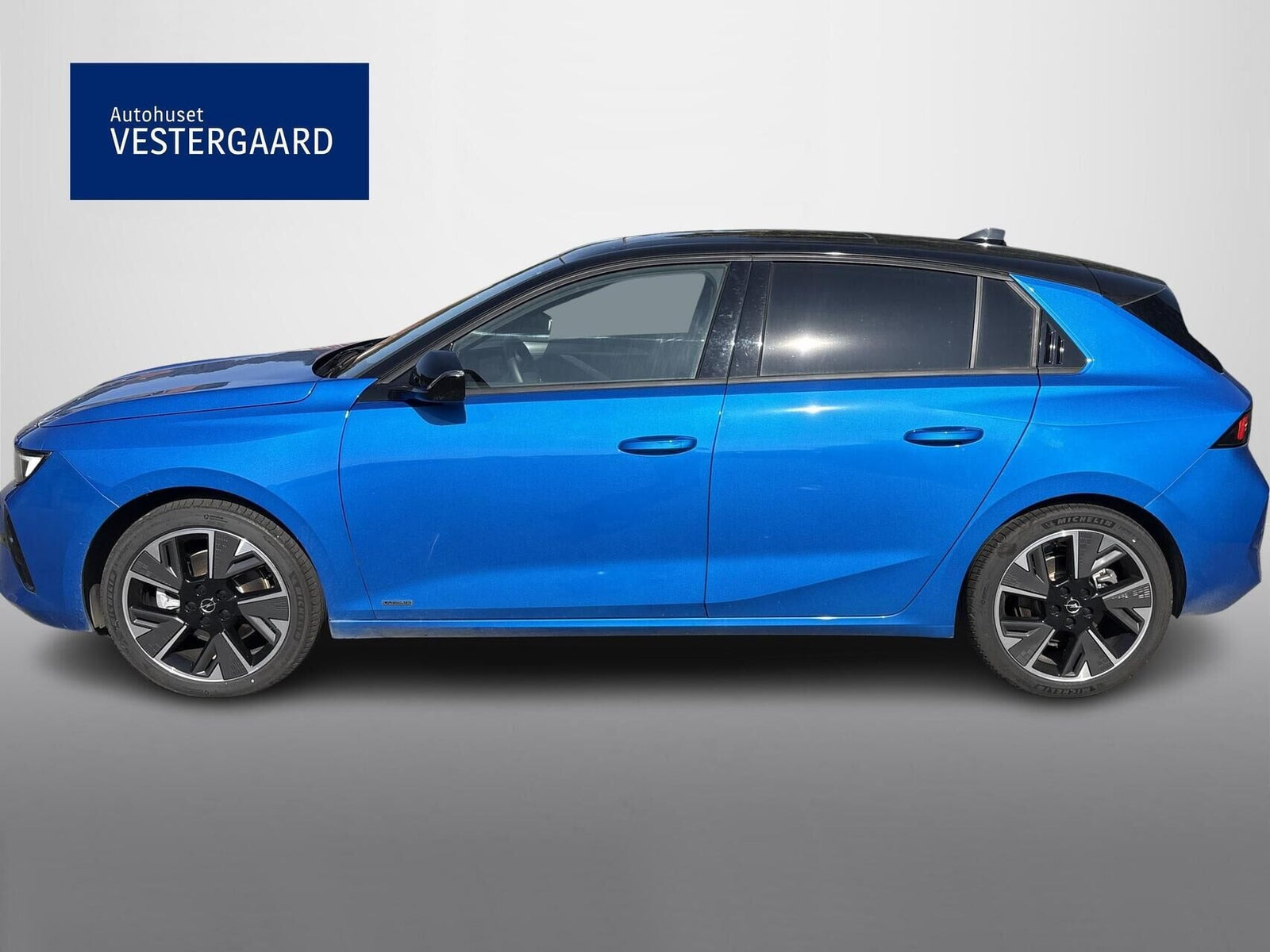 Blå Opel Astra-e fra 2023
