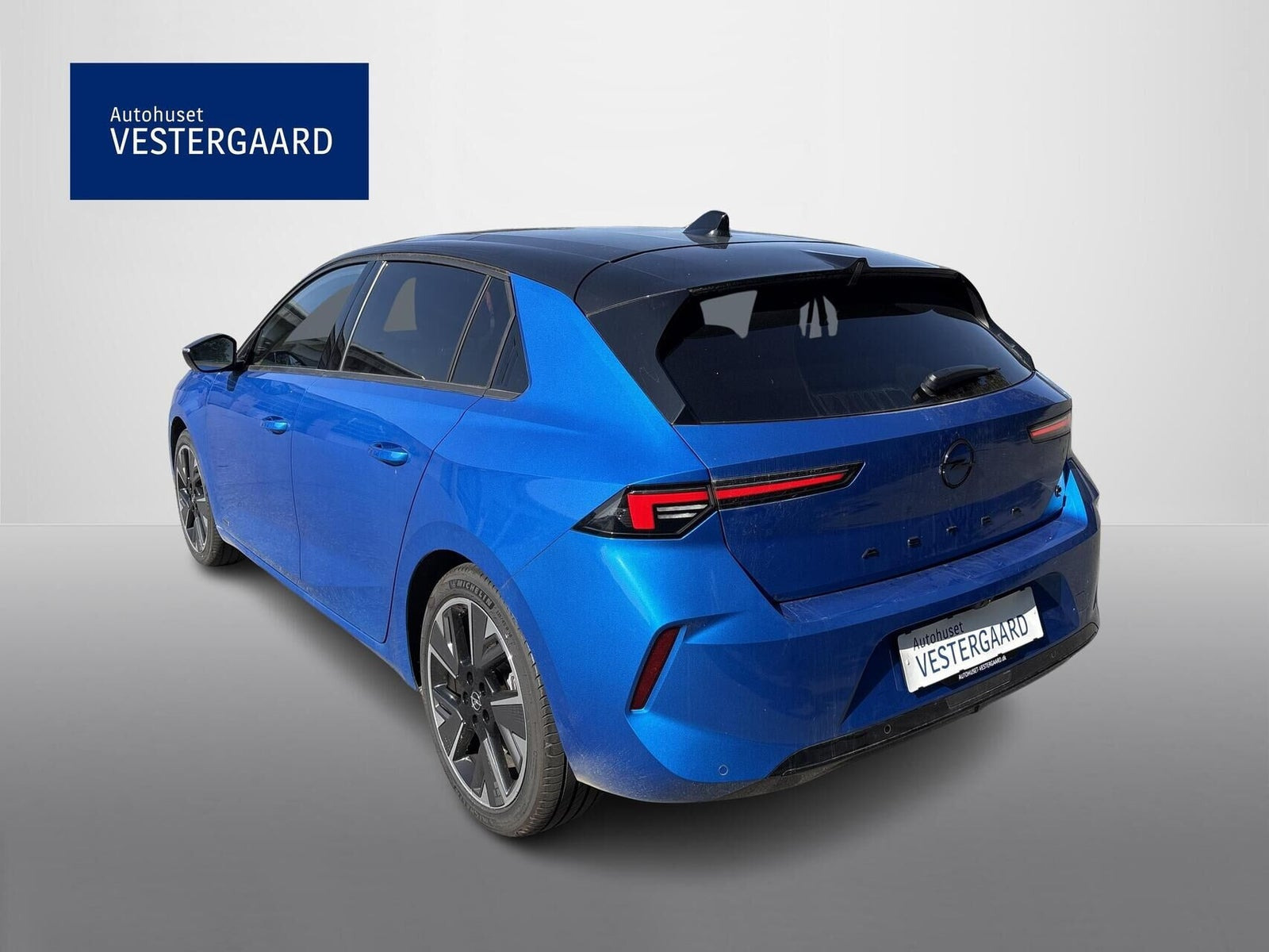 Blå Opel Astra-e fra 2023