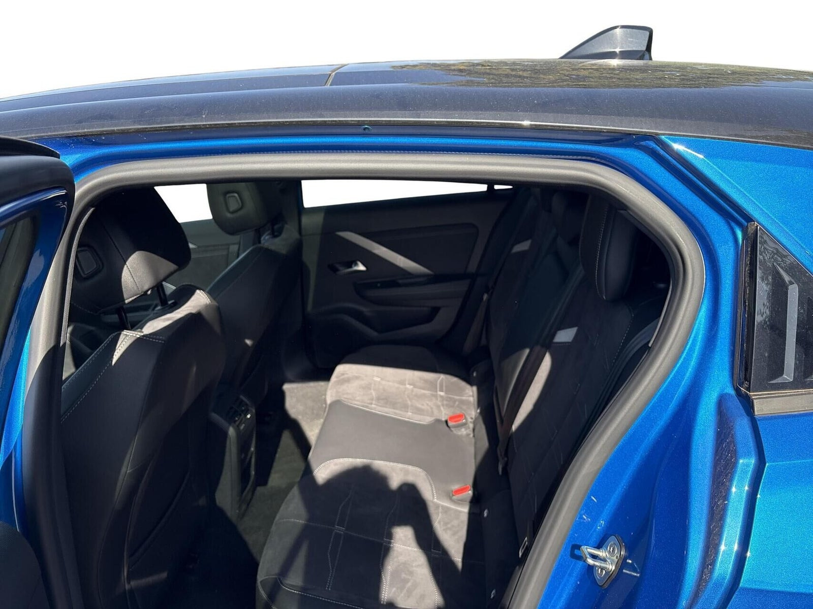 Blå Opel Astra-e fra 2023