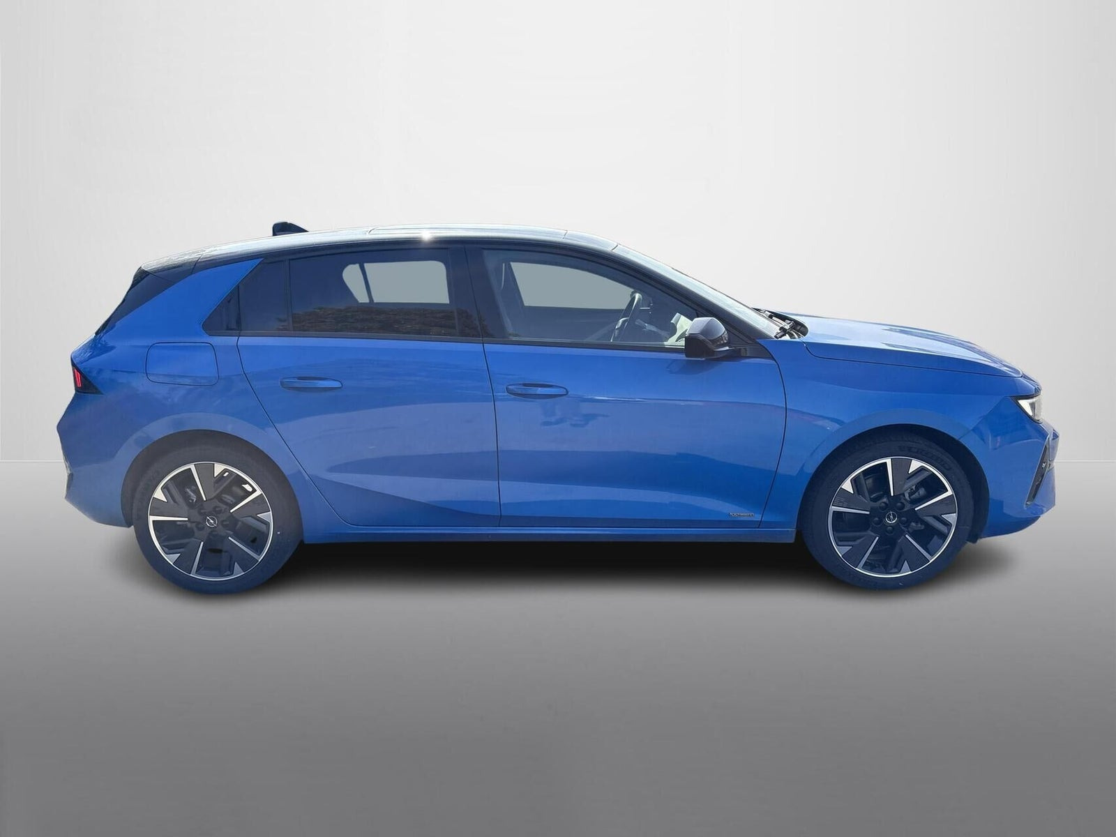 Blå Opel Astra-e fra 2023