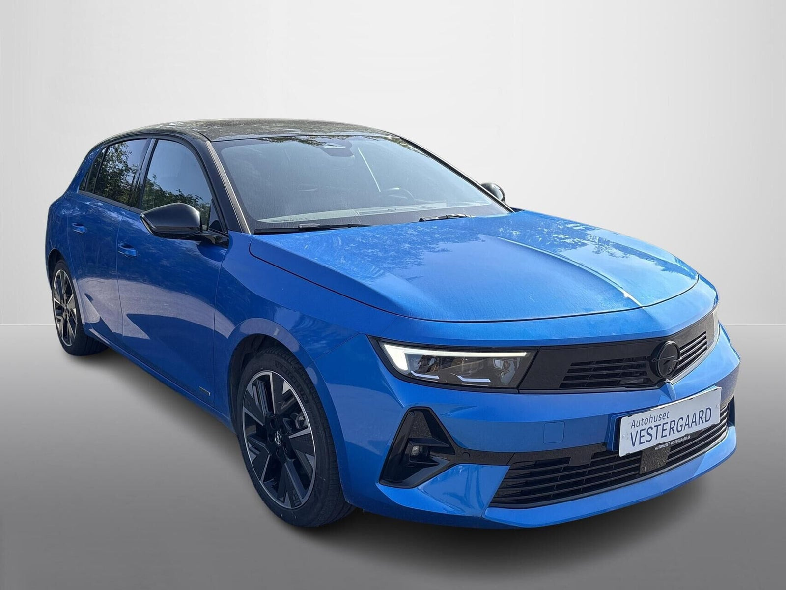 Blå Opel Astra-e fra 2023