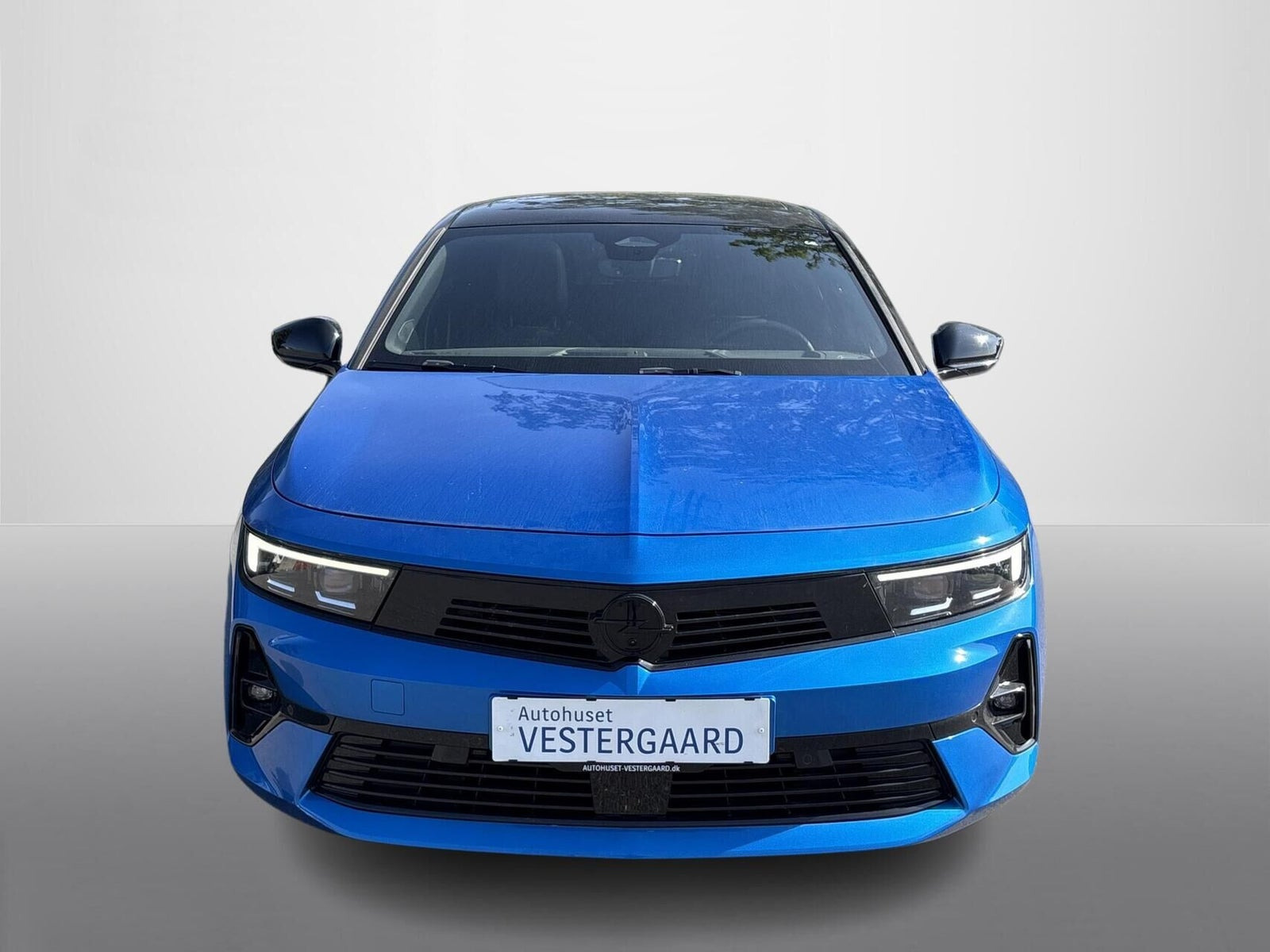 Blå Opel Astra-e fra 2023