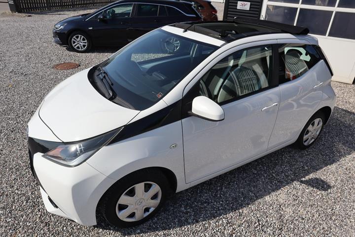Hvid Toyota Aygo fra 2015