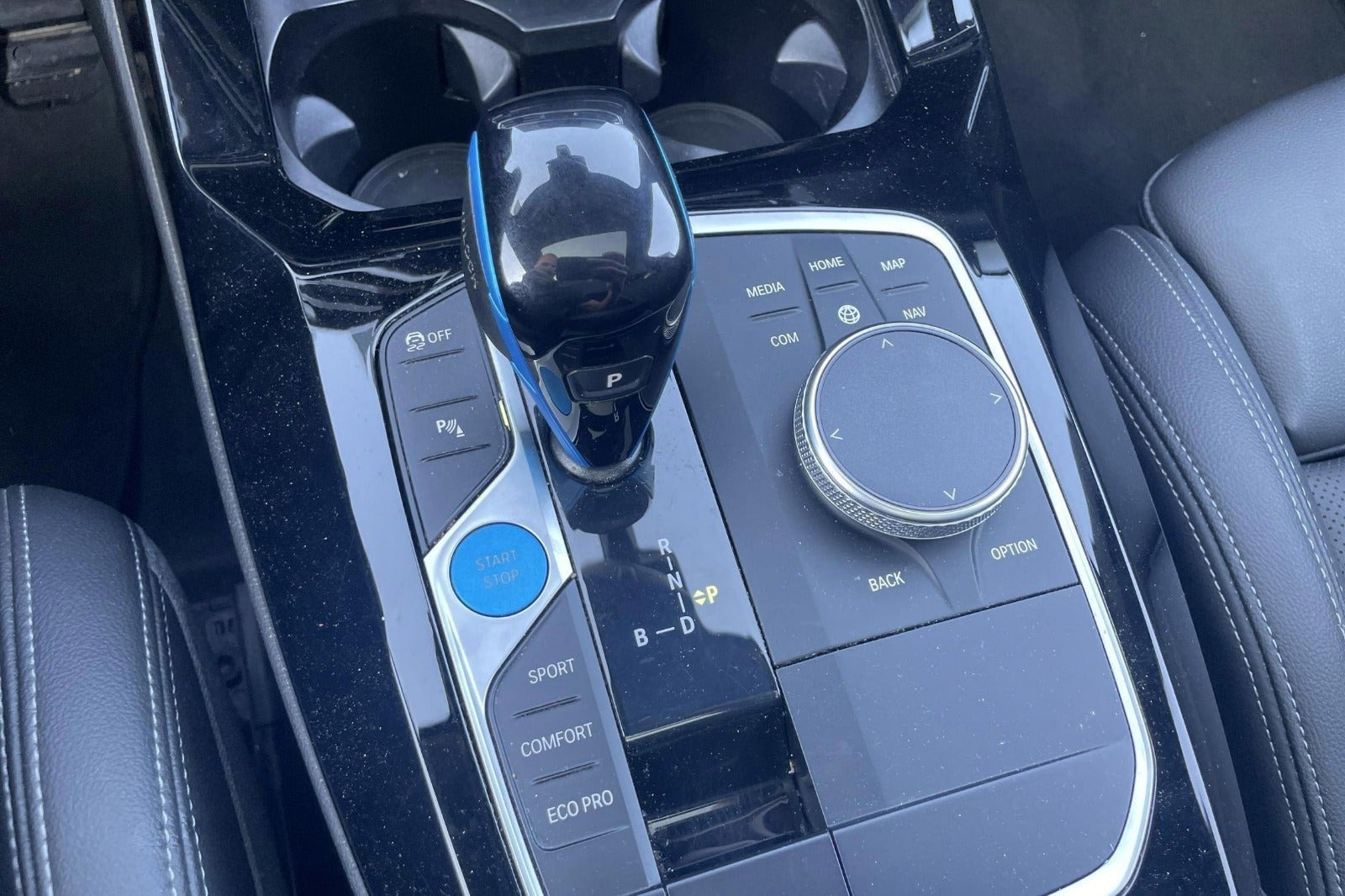 Hvid BMW iX3 fra 2023