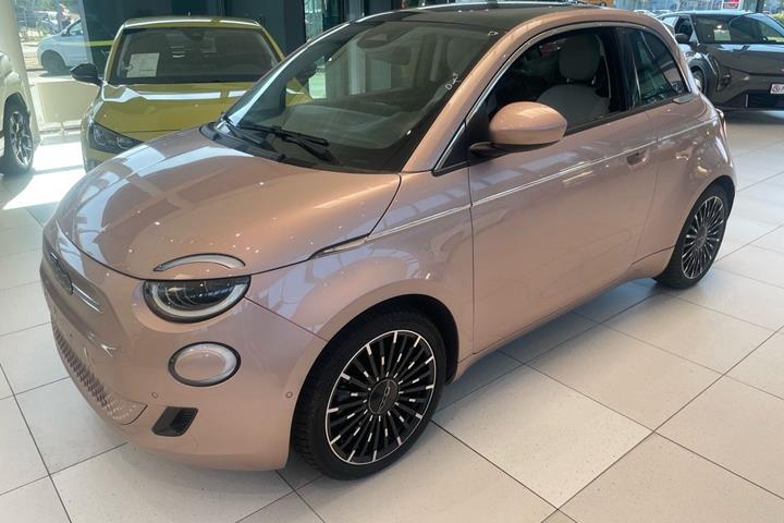 Grå Fiat 500e fra 2024