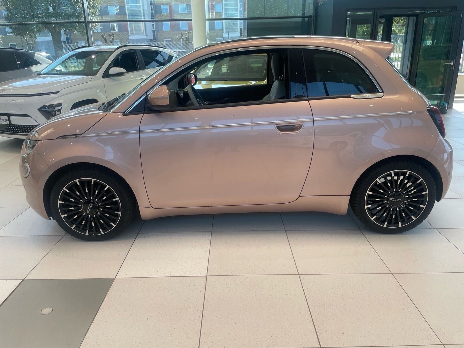 Grå Fiat 500e fra 2024
