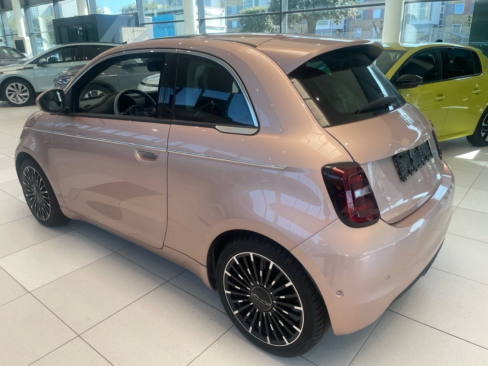Grå Fiat 500e fra 2024