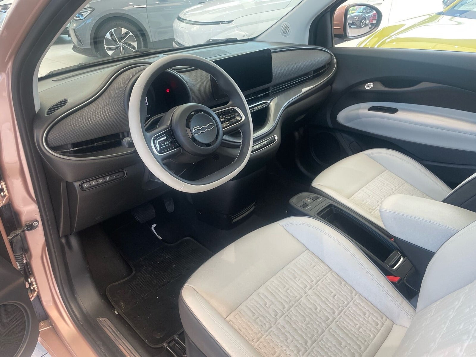 Grå Fiat 500e fra 2024