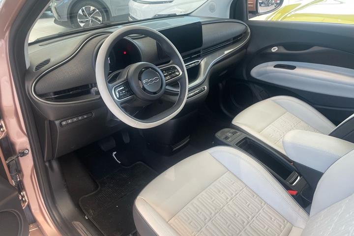 Grå Fiat 500e fra 2024