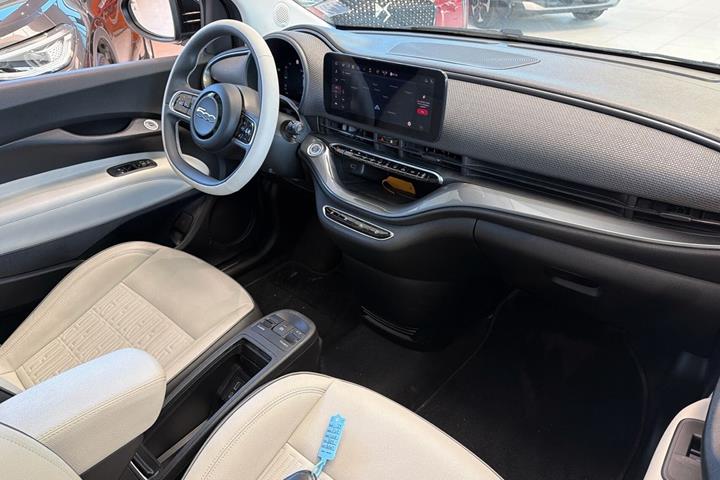 Sort Fiat 500e fra 2024