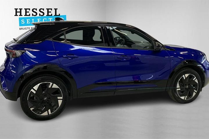 Blå Opel Mokka-e fra 2025