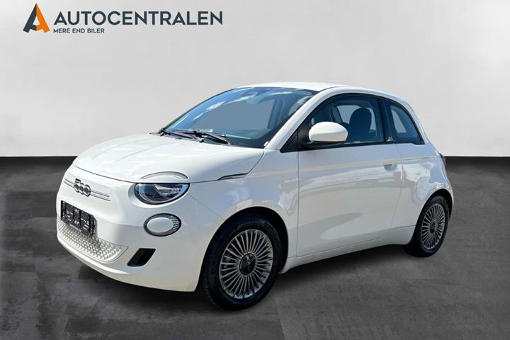Hvid Fiat 500e fra 2023 set udefra