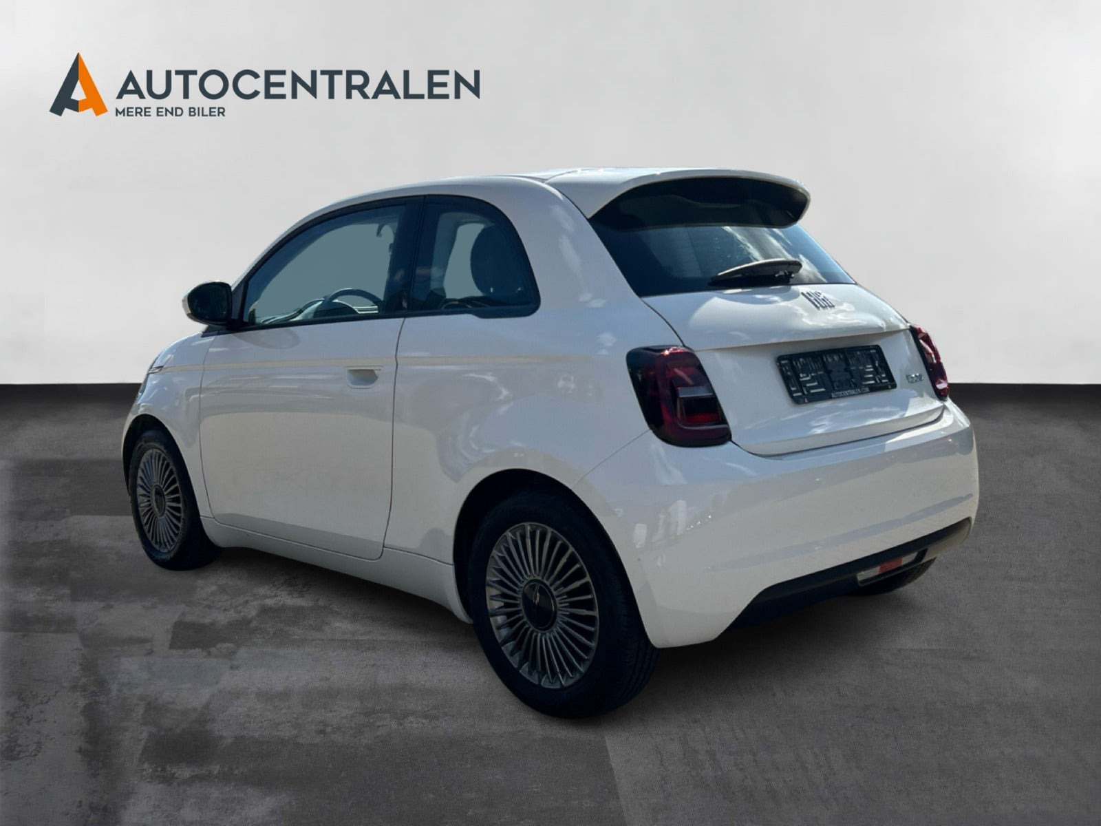 Hvid Fiat 500e fra 2023