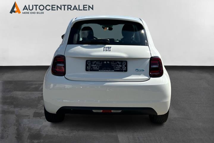 Hvid Fiat 500e fra 2023