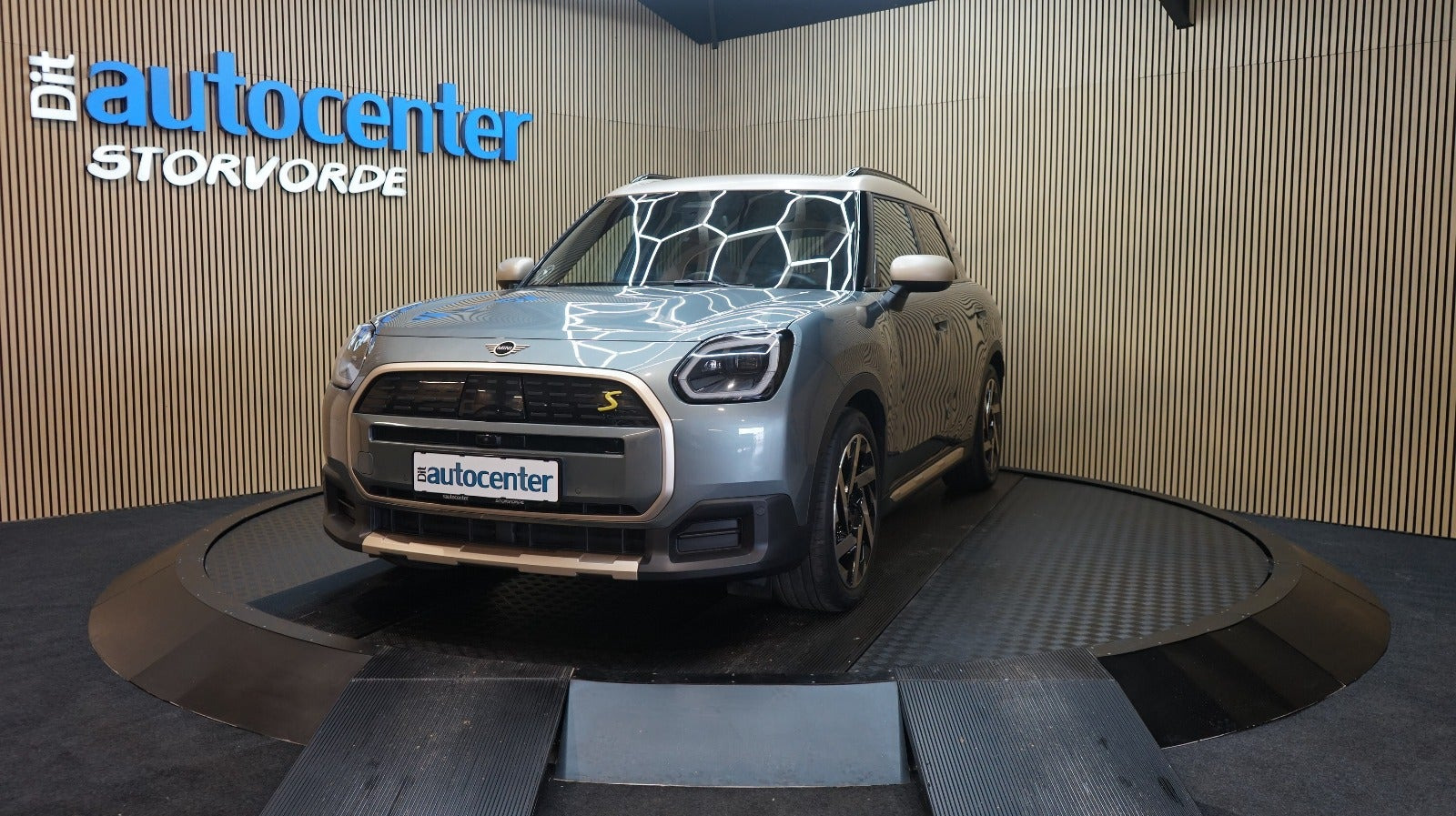 Grøn Mini Countryman SE fra 2025
