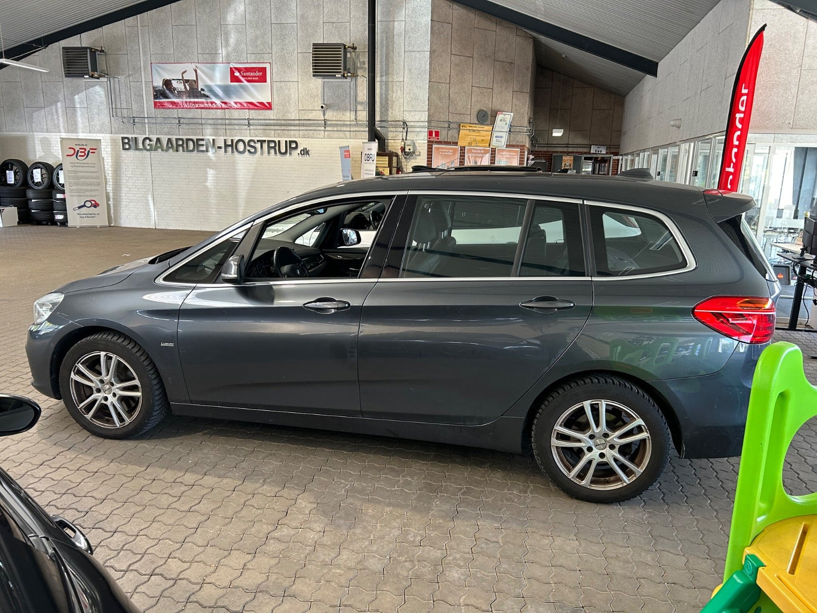 Grå BMW 220i fra 2017