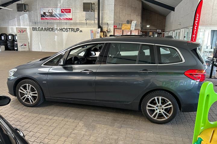 Grå BMW 220i fra 2017