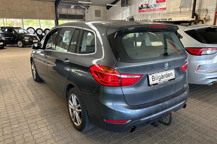 Grå BMW 220i fra 2017