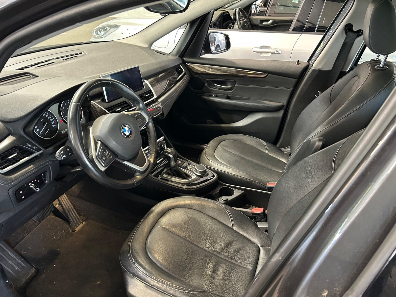 Grå BMW 220i fra 2017
