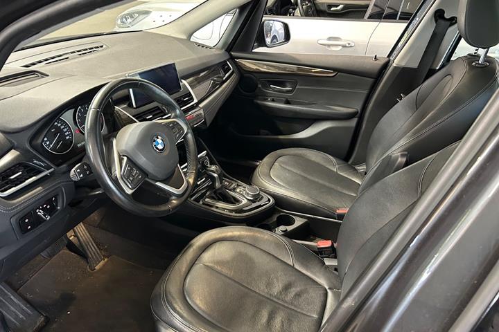 Grå BMW 220i fra 2017