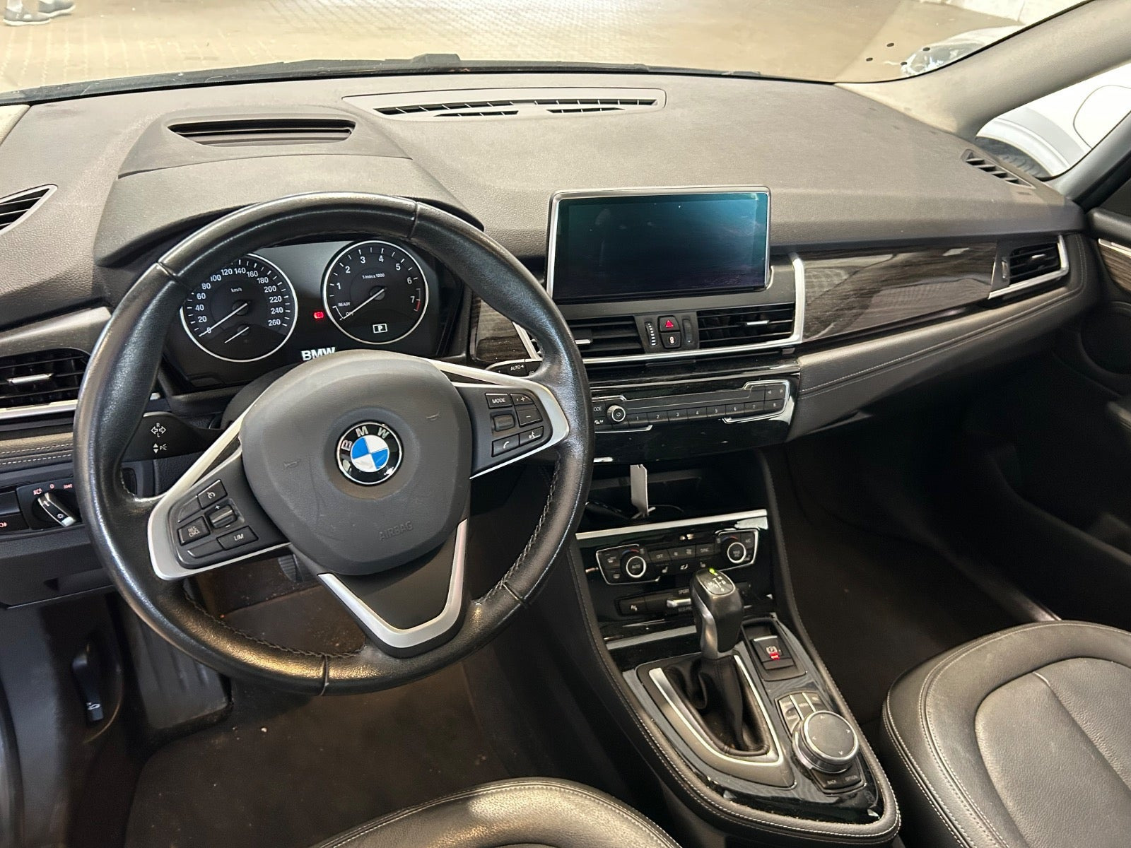 Grå BMW 220i fra 2017