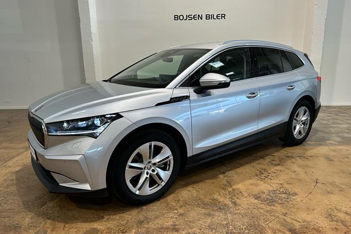 Sølv Skoda Enyaq fra 2024 set udefra