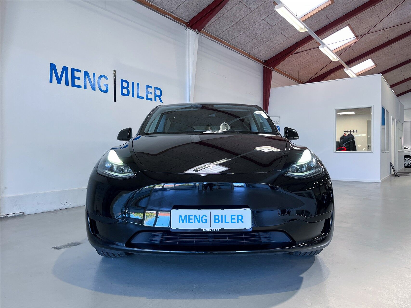 Sort Tesla Model Y fra 2023