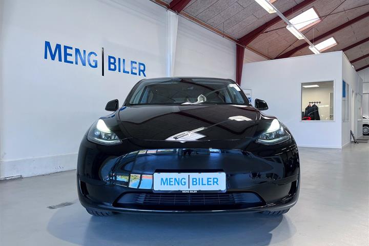 Sort Tesla Model Y fra 2023