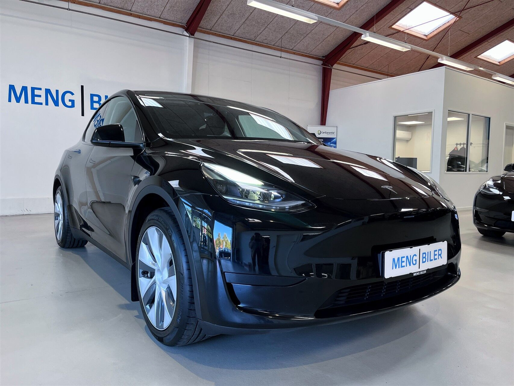 Sort Tesla Model Y fra 2023