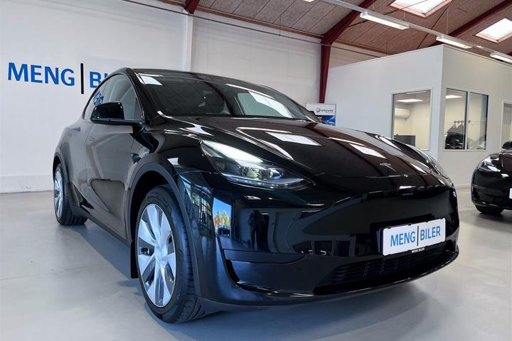Sort Tesla Model Y fra 2023