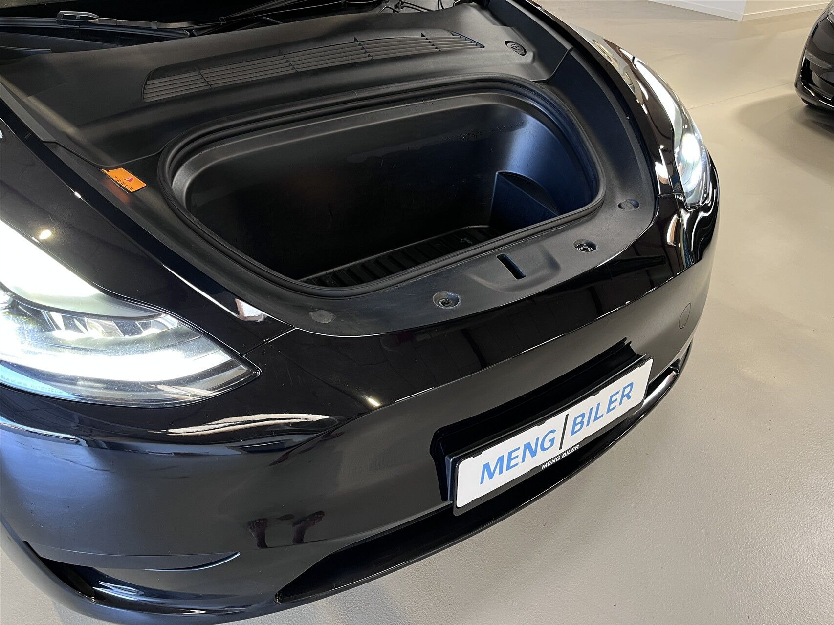 Sort Tesla Model Y fra 2023