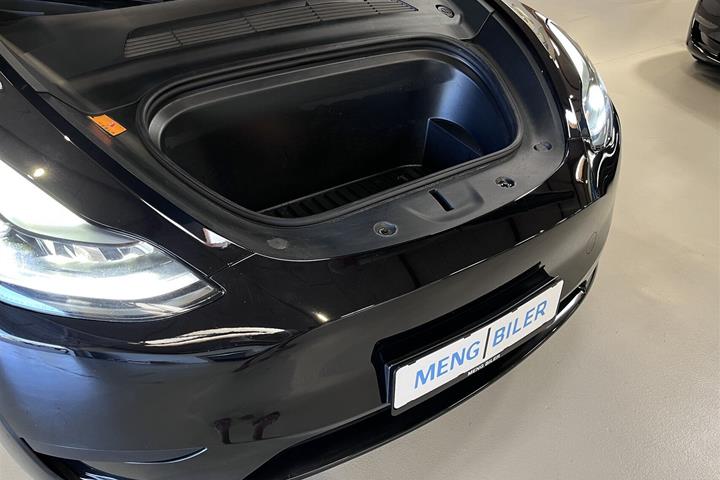 Sort Tesla Model Y fra 2023