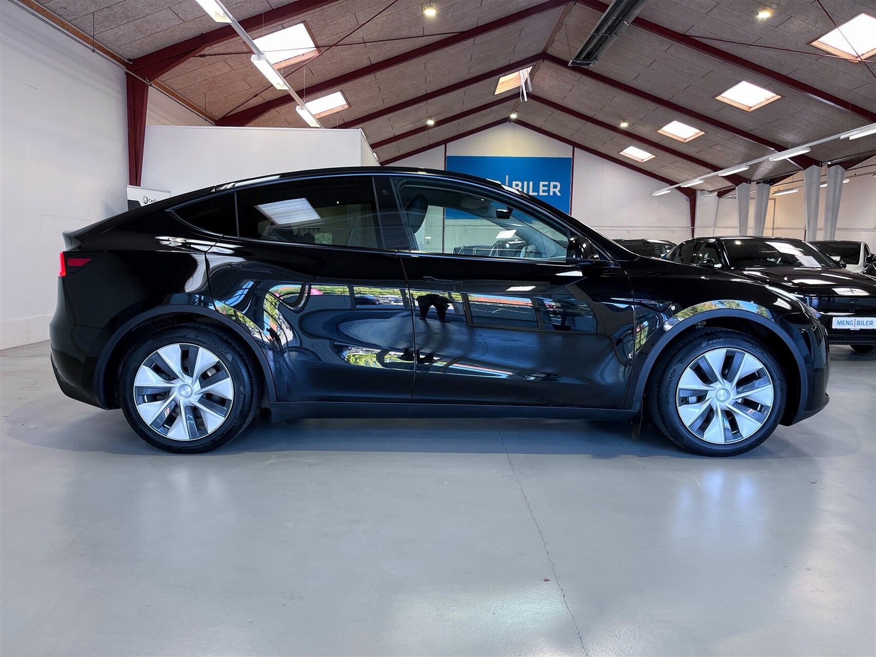 Sort Tesla Model Y fra 2023